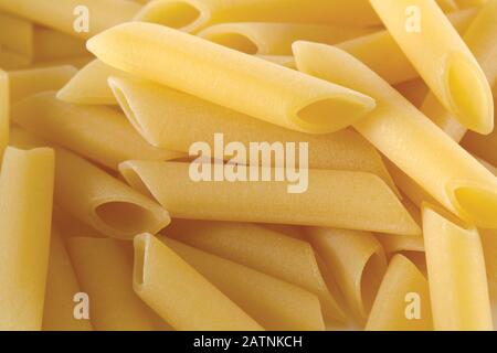 Pasta di Pene lisce a forma di cerchio su sfondo di legno scuro. Vista  frontale Foto stock - Alamy