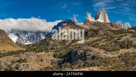 Cordon Adela range, Cerro Torre in clouds, Fitz Roy on right, from Laguna Torre Trail, Andes Mountains, Los Glaciares Natl Park, Patagonia, Argentina Stock Photo