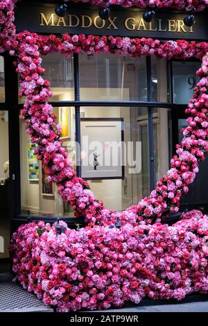 Maddox Street, mayfair, London, UK. 4th February 2020. The Maddox Gallery in Mayfair has a sort of Valentines theme of 'I think you love me'. Credit: Matthew Chattle/Alamy Live News Stock Photo