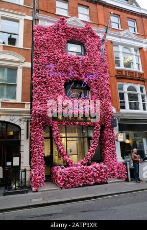 Maddox Street, mayfair, London, UK. 4th February 2020. The Maddox Gallery in Mayfair has a sort of Valentines theme of 'I think you love me'. Credit: Matthew Chattle/Alamy Live News Stock Photo