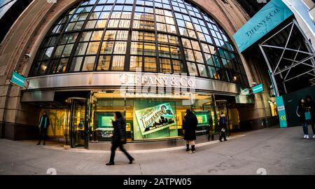 Tiffany & Co flagship store at the corner of Fifth Avenue and 57th Street.  Close up of Tiffany logo and shop entrance Stock Photo - Alamy