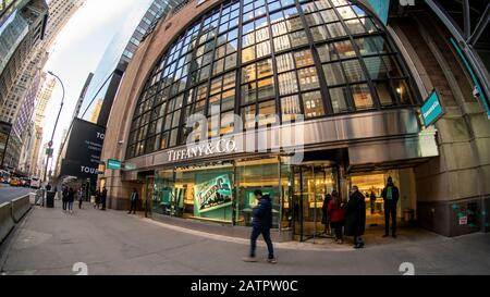 Tiffany & Co flagship store at the corner of Fifth Avenue and 57th Street.  Close up of Tiffany logo and shop entrance Stock Photo - Alamy
