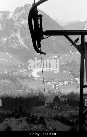 Mit der Seilbahn auf den Jenner. Blick auf die Talstation im Berchtesgadener Tal,  1957. Ascending Jenner mountain via ropeway. View of the bottom station in Berchtesgaden valley,  1957. Stock Photo