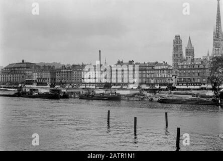 AJAXNETPHOTO.1905 (APPROX).ROUEN, FRANCE.  - A VIEW ACROSS THE RIVER SEINE OF THE CITY WATERFRONT AND QUAYS. NOW QUAI PIERRE CORNEILLE AND PROMENADE ERIC TABARLY. BUILDINGS NAMED INCLUDE, GRAND HOTEL DE PARIS, ROUEN OFFICE, LA SEINE, MAISON AMERICAINE, PATHE. PHOTO:AJAX VINTAGE PICTURE LIBRARY REF:ROUEN 1905 2 10 Stock Photo