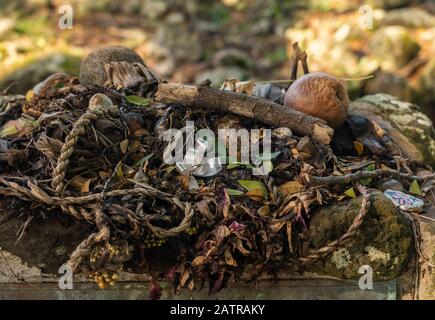 Offerings and gifts at Ulupo Heiau historic hawaiian religious site near Kailua on Oahu, Hawaii Stock Photo