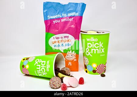 https://l450v.alamy.com/450v/2atrd26/wilko-pick-and-mix-of-candy-king-favourites-2atrd26.jpg