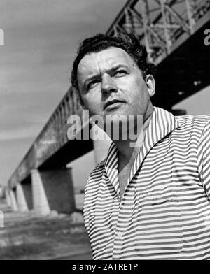 ACROSS THE BRIDGE 1957 IFP/Rank Organisation film with Rod Steiger Stock Photo