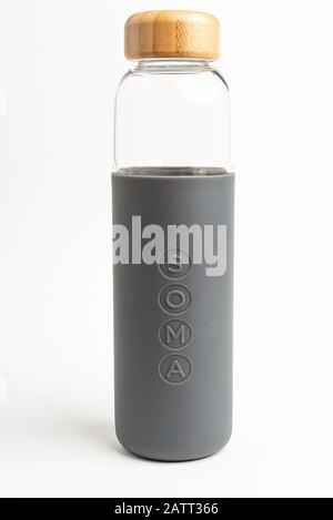 https://l450v.alamy.com/450v/2att366/vidalia-georgia-usa-september-22-2019-a-soma-water-bottle-with-gray-silicone-sleeve-set-on-white-background-2att366.jpg