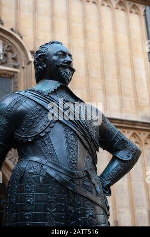 Oxford, England, UK. February 2nd, 2020 Earl of Pembroke statue outside Bodleian Library, The University of Oxford, Oxford, England, United Kingdom Stock Photo