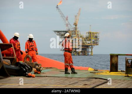 AHTS vessel marine crew carried out anchor handling operation on deck Stock Photo