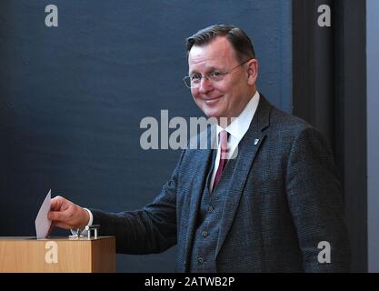 Erfurt, Germany. 05th Feb, 2020. Bodo Ramelow (Die Linke), acting Minister President of Thuringia, casts his vote in the election of the new Minister President in the state parliament. Ramelow is running for re-election. The AfD parliamentary group has nominated the non-party honorary mayor Kindervater. Credit: Martin Schutt/dpa-Zentralbild/dpa/Alamy Live News Stock Photo