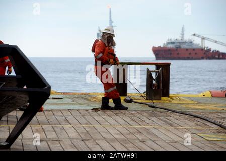 AHTS vessel marine crew carried out anchor handling operation on deck Stock Photo