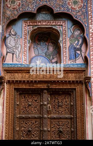 India, Rajasthan, Shekhawati, Dundlod, Tunanram Goenka (seth rus Das) Haveli, restored home of wealthy merchant, courtyard, painted decoration above o Stock Photo