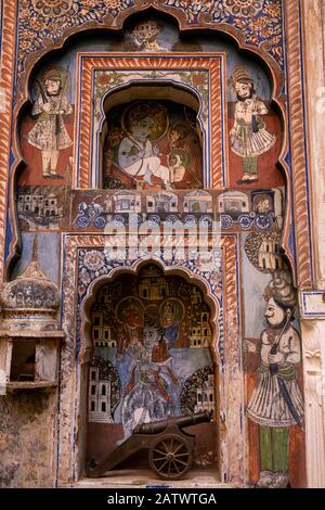 India, Rajasthan, Shekhawati, Dundlod, Tunanram Goenka (seth rus Das) Haveli, restored home of wealthy merchant, courtyard, painted decoration above n Stock Photo