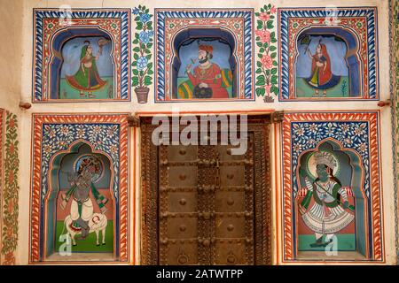 India, Rajasthan, Shekhawati, Dundlod, Tunanram Goenka (seth rus Das) Haveli, restored home of wealthy merchant, courtyard, painted wall decoration pa Stock Photo