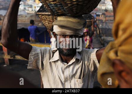 Dhaka, Bangladesh. 5th Feb, 2020. A laborer reacts to camera as he unloads coal from a barge in a basket on his head at the bank of the Turag River. Credit: MD Mehedi Hasan/ZUMA Wire/Ģ����ý Live News Stock Photo