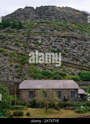 View SE of Pant yr Afon hydro-electric power station, Blaenau Ffestiniog, Wales, UK, with water pipeline descending the slate tips. Opened April 1904. Stock Photo