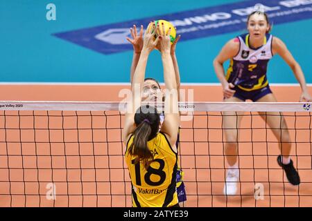 Siena, Italy, 05 Feb 2020, ofelia malinov (savino of bene scandicci) and zehra gunes (vakifbank istanbul) a goal during Savino Del Bene Scandicci vs Vakifbank Istanbul - Volleyball Champions League Women - Credit: LPS/Lisa Guglielmi/Alamy Live News Stock Photo