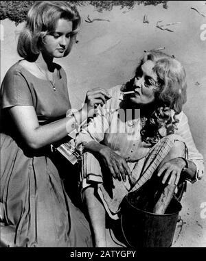 1962 , USA : Pubblicity shot with BETTE DAVIS and his daughter Barbara Davis ( B.D. ) Hyman on set of movie    WHAT EVER HAPPENED TO BABY JANE? ( Che Stock Photo