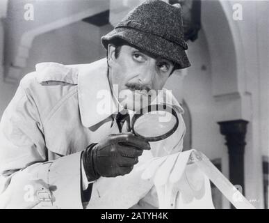 PETER  SELLERS  ( 1925 - 1980 )  in THE RETURN OF PINK PANTHER ( 1975 - LA PANTERA ROSA COLPISCE ANCORA ) by Blake Edwards  - DETECTIVE  ----  Archivi Stock Photo