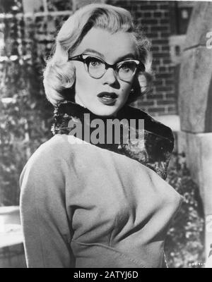 1953 :  MARILYN  MONROE in HOW TO MARRY A MILLIONAIRE  ( Come sposare un milionario ) by Jean Negulesco , 20Th Century Fox pubblicity still - OCCHIALI Stock Photo