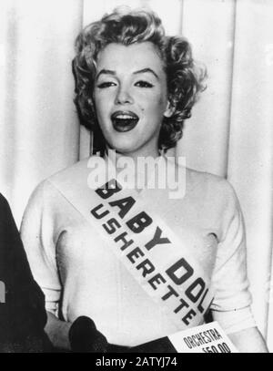 1956 , 18 december , New York , USA  : The celebrated movie actress MARILYN  MONROE ( 1926 - 1962 ) raising money fot the Actor's Studio , as a celebr Stock Photo