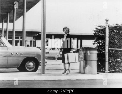 1953 , USA  :  The movie actress MARILYN  MONROE ( 1926 - 1962 ) in NIAGARA by Henry Hathaway , pubblicity still , 20Th Century Fox - VALIGIA - SUITCA Stock Photo