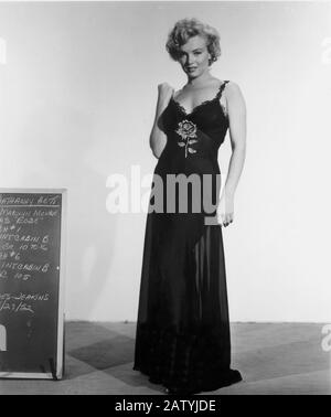 1952 , USA : The actress   MARILYN  MONROE  ( 1926 - 1962 )  costume test for the movie NIAGARA ( 1953 ) by Henry Hathaway , 20Th Century Fox - PIN UP Stock Photo