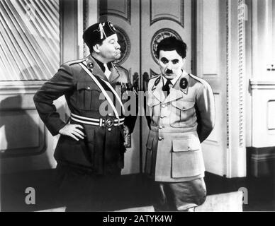 CHARLES  CHAPLIN  ( 1889 - 1977 ) as HITLER and Jack Oakie as MUSSOLINI look-a-like in  THE GREAT DICTATOR  ( 1940 - Il grande dittatore ) - military Stock Photo