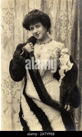 1890 c , ITALY : The celebrated italian Theatre dramatic actress  TINA  DI  LORENZO ( Torino 1872 - Milano 1930 ) , lover of famous writer Edoardo Sca Stock Photo