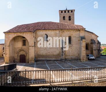 Iglesia de San Pedro en la Plaza del Teatro de Santa Gadea del Cid. Burgos. Castilla León. España Stock Photo