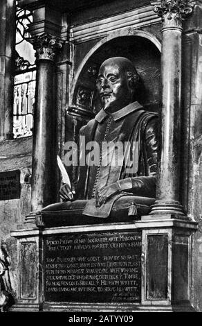 The english playwriter and poet  WILLIAM  SHAKESPEARE ( 1564 - 1616 ) , the monument overlooking his grave in the Holy Trinity Church in Stratford , t Stock Photo