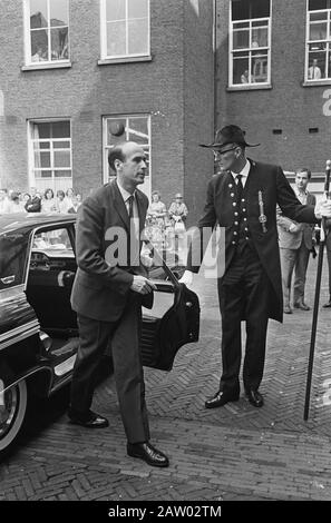 Ministers of Finance of the EEC countries gathered in Amsterdam city hall, arrival Minister Witteveen at City Hall Date: July 20, 1964 Keywords: arrivals, town houses Person Name: Giscard d Estaing, Valery Institution Name: EEC Stock Photo