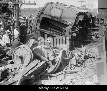 People looking at wrecked railroad cars after a railroad accident in which the White Mountain Express crashed through two cars of the Bar Harbor Express, north of New Haven, Connecticut on Sept. 2, 1913 Stock Photo