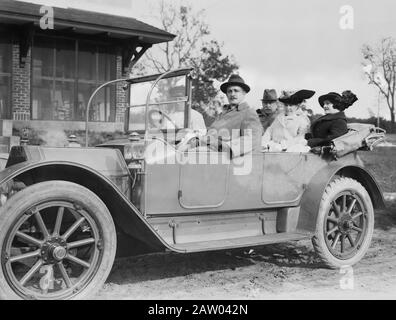 Fred Schnell, Mayor Klin[e], wife and daughter, 1913. Shows Ardolph ...