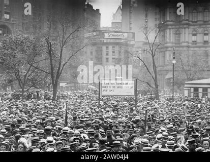 Crowd at the notification ceremony that took place on September 3, 1913 on the steps of City Hall, New York City, where Mayor William J. Gaynor was nominated for re-election. Stock Photo