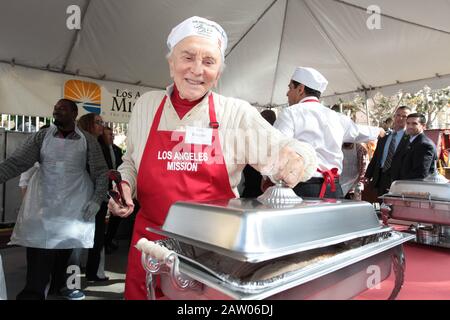 Nov 24, 2010 - Los Angeles, California, U.S. - KIRK DOUGLAS at the Los Angeles Mission and Anne Douglas Center's Thanksgiving meal for the homeless, in Downtown Los Angeles, California on November 24, 2010. Every year on the eve of Thanksgiving, Kirk and Anne Douglas host the event in downtown Los Angeles..(Credit Image: © Jonathan Gibby/ZUMAPRESS.com) Stock Photo