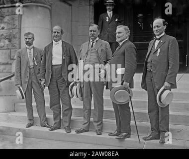 William Jennings Bryan, Massachusetts Governor Eugene Foss, New York Senator James Aloysius O'Gorman, and Ohio Senator Atlee Pomerene outside the 1912 Democratic National Convention Stock Photo