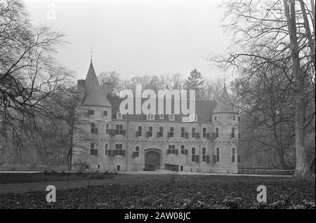 Castle Het Oude Loo on the crown Domien Het Loo in Apeldoorn  After restoration is Het Oude Loo for Queen Juliana serve as an annex to Soestdijk Palace Date: April 12, 1977 Location: Apeldoorn , Gelderland Keywords: castles, palaces Stock Photo