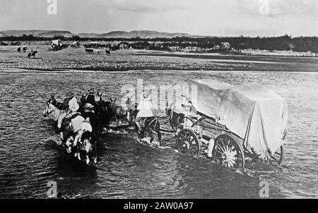 Hulse family crossing Rio Grande ca. 1910-1915 Stock Photo