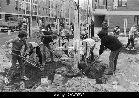 National Arbor Day in Amsterdam (Pollanenstraat); Students plant tree Date: March 26, 1980 Location: Amsterdam, Noord-Holland Keywords: tree planting, PUPIL Stock Photo