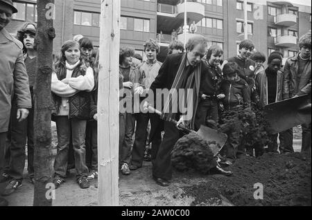 National Arbor Day in Amsterdam (Pollanenstraat); Councilor Spoelstra plant tree Date: March 26, 1980 Location: Amsterdam, Noord-Holland Keywords: tree planting, aldermen Stock Photo