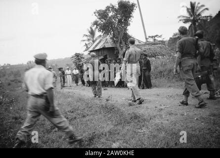 Contact between KNIL and TNI in Batusangkarse  [Dutch officer and his staff walks to his Republican colleagues at the end of a road] Annotation: Batusangkar = Fort van der Capellen Date: October 1949 Location: Indonesia, Dutch East Indies, Sumatra Stock Photo