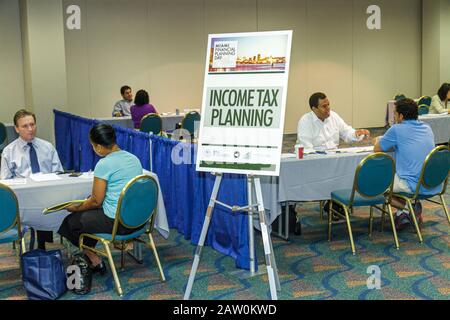 Miami Florida,James L. Knight Convention Center,Miami Financial Planning Day,free advice,guidanceal planners,sign,income tax planning,Black man men ma Stock Photo