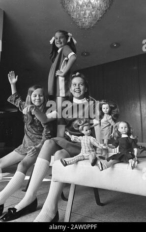 New doll Jenny Netherlands. On foreground three Jennys, which are dressed alike as their young moms Date: September 28, 1967 Keywords: dolls Stock Photo