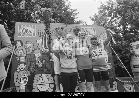 NK road racing in Geulle (amateurs and ladies); Tineke. Koole (2nd), Hennie Top (New Eng champion.) Leontien van der Lienden (3rd) ceremony Date: June 20, 1981 Location: Geulle, Limburg Keywords: amateur, cycling Person Name: Koole, Tinke, Lienden, Leontien van der, Top Hennie Stock Photo