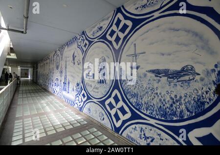 Delft, the netherlands, august 2019. The famous blue and white ceramics: here a mural takes up this symbolic theme of the city. Stock Photo