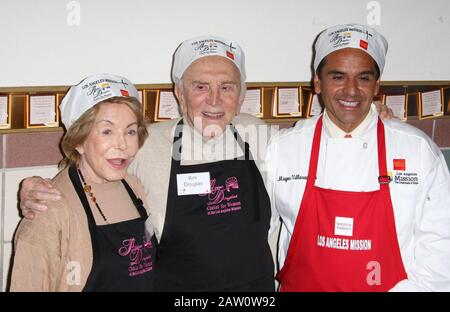 LOS ANGELES, CA - NOVEMBER 26: Anne Douglas, Kirk Douglas attends the Los Angeles Mission and Anne Douglas Center's Thanksgiving Meal for the Homeless on November 26, 2008 in Los Angeles, California. People: Anne Douglas, Kirk Douglas Credit: Storms Media Group/Alamy Live News Stock Photo