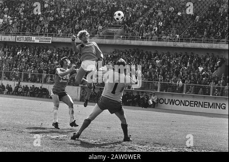 Practice match against FC Bruges Dutch team 1-3; Johnny Rep header over keeper Gogne Date: May 13, 1978 Keywords: sport, football Person Name: FC Brugge, Johnny Rep Stock Photo