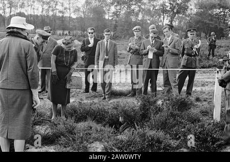 Queen Juliana and Prince Bernhard visited 4th Division of the Army. Queen in foxhole Date: September 27, 1961 Keywords: royal visits, military, army units Person Name: Juliana (queen Netherlands) Stock Photo